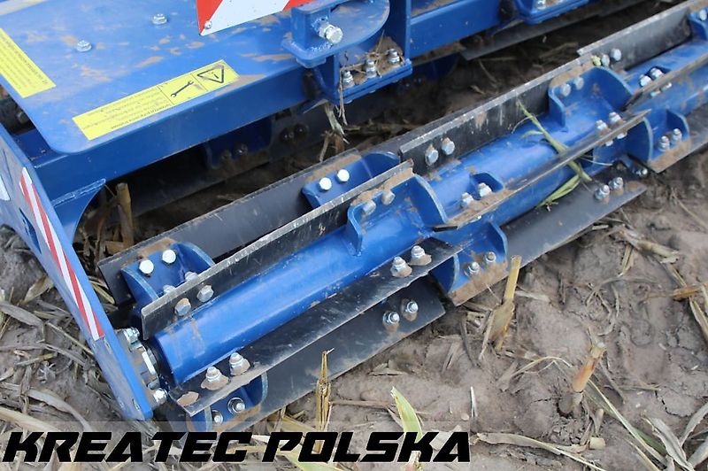 Rolmako Messerwalze ProCut 3,0 m an der vorderen Dreipunkt (zum Frontanbau)