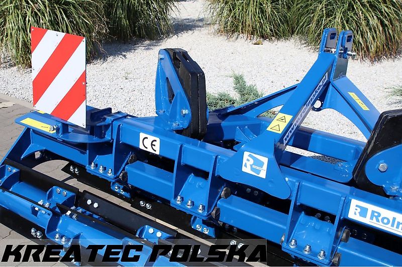 Rolmako Messerwalze ProCut 3,0 m an der vorderen Dreipunkt (zum Frontanbau)