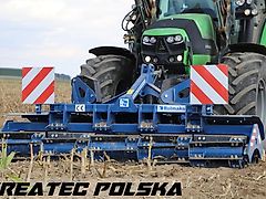 Rolmako Messerwalze ProCut 3,0 m an der vorderen Dreipunkt (zum Frontanbau)