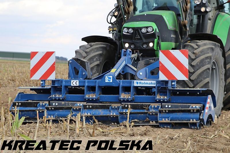 Rolmako Messerwalze ProCut 3,0 m an der vorderen Dreipunkt (zum Frontanbau)