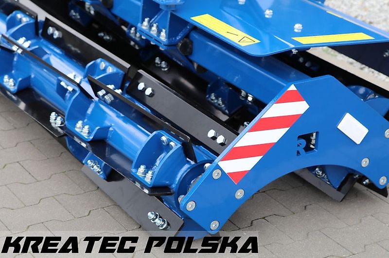 Rolmako Messerwalze ProCut 3,0 m an der vorderen Dreipunkt (zum Frontanbau)