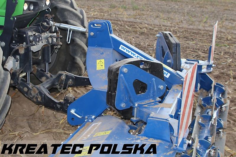 Rolmako Messerwalze ProCut 3,0 m an der vorderen Dreipunkt (zum Frontanbau)