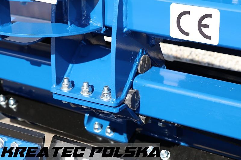 Rolmako Messerwalze ProCut 3,0 m an der vorderen Dreipunkt (zum Frontanbau)