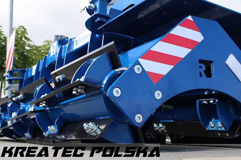 Rolmako Messerwalze ProCut 3,0 m an der vorderen Dreipunkt (zum Frontanbau)