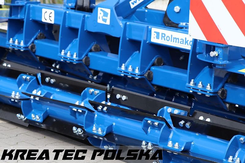 Rolmako Messerwalze ProCut 3,0 m an der vorderen Dreipunkt (zum Frontanbau)