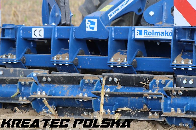 Rolmako Messerwalze ProCut 3,0 m an der vorderen Dreipunkt (zum Frontanbau)