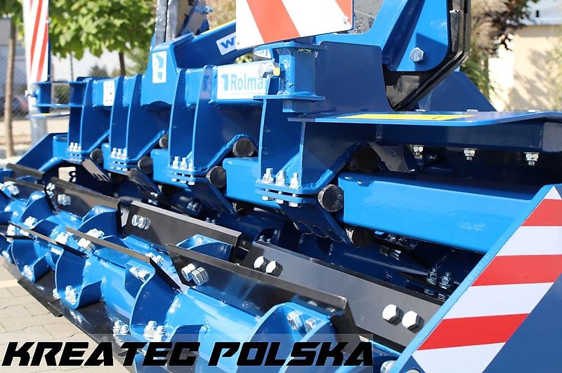 Rolmako Messerwalze ProCut 3,0 m an der vorderen Dreipunkt (zum Frontanbau)