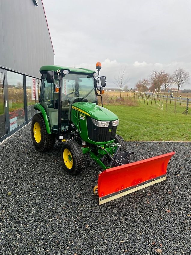John Deere 3046R
