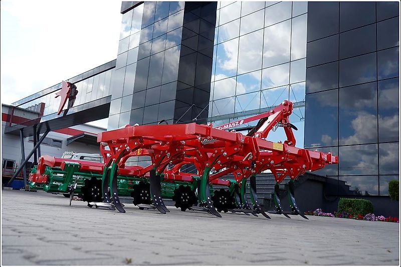 AGRO-MASZ Runner30 Grubber / Stoppelaggregat, 10 Zinken mit Federsicherung, hydraulisch verstellbare Rohrstabwalze