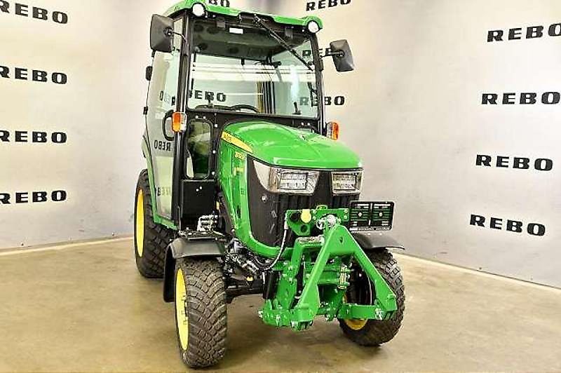 John Deere 2032R TRAKTOR