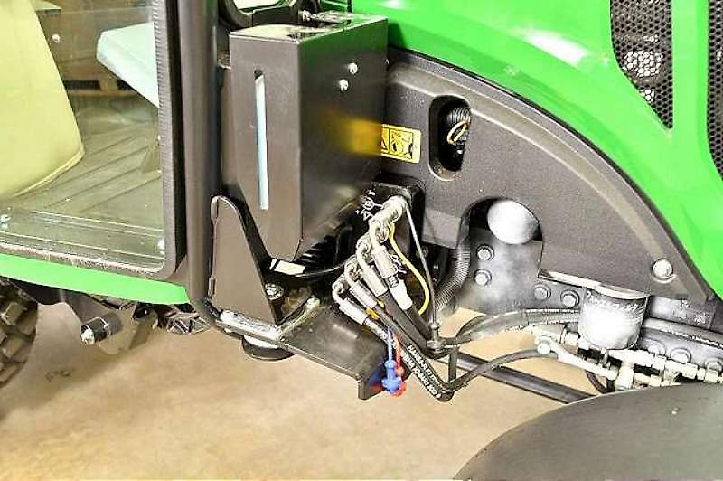 John Deere 2032R TRAKTOR