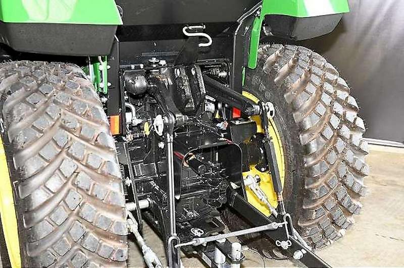 John Deere 2032R TRAKTOR