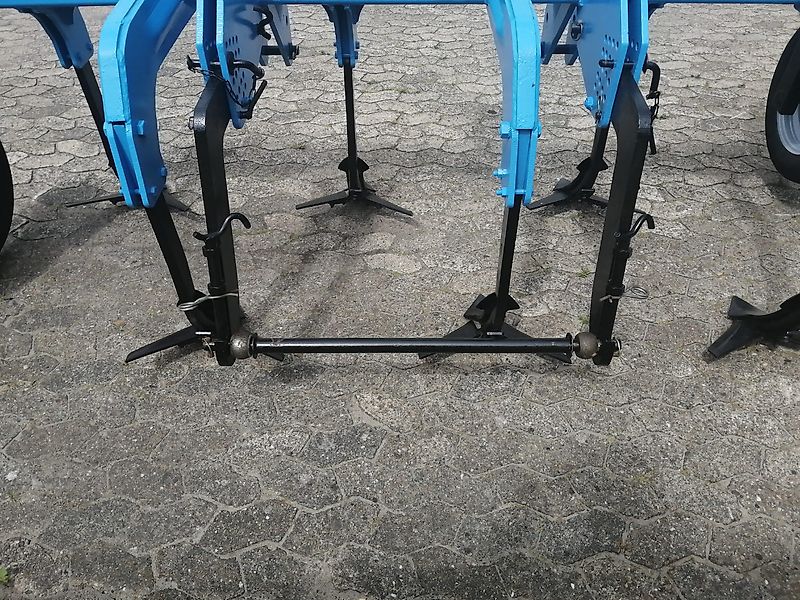 Heilers Frontgrubber 250cm Ideal zur Gülleeinarbeitung 6 Flügelstile mit 420mm breite bis zu 850mm Arbeitstiefe möglich Frontanbau Heckanbau Gummistützräder 600mm über Lochschiene Tiefeneinstellung Flügelschargrubber