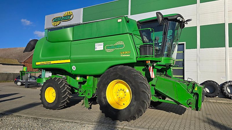 John Deere S690i