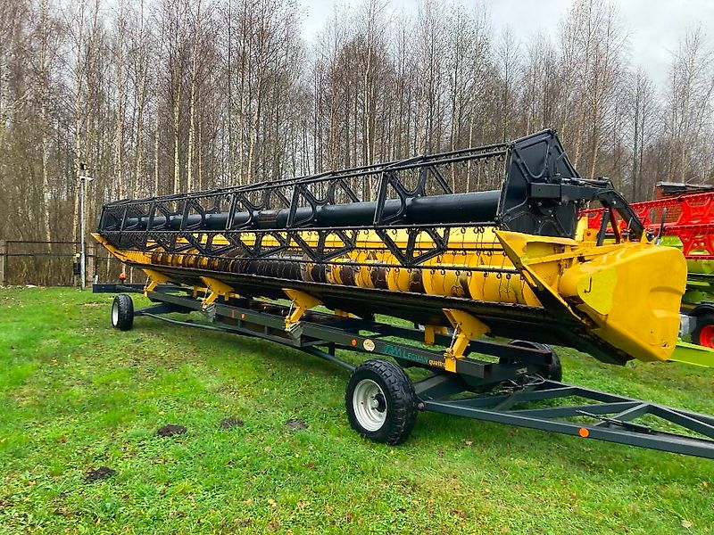 New Holland CR 9090 Elevation