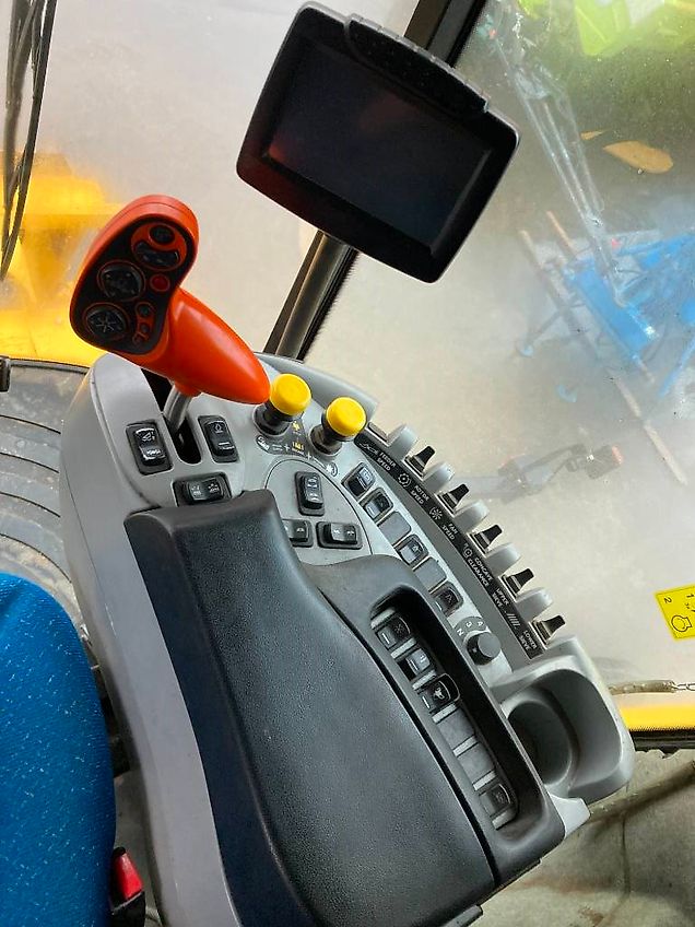 New Holland CR 9090 Elevation