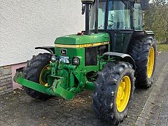 John Deere 2140