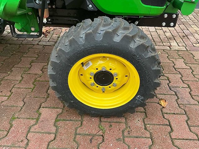 John Deere E02