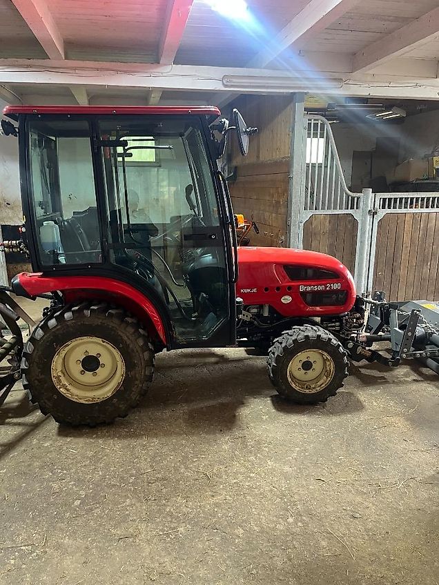 Branson Traktor 2100