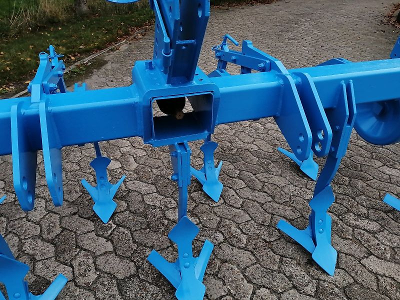 Lemken Topas 300 Lemken Kurzgrubber 2 Balkig mit 9 Stielen Scharabstand 670mm im Balken bei 9Scharen 335mm Doppelherzschare optional Flügelschare mit Hitch&Zapwellenanbaubock 500mm Stützräde rzur Tiefenführung Kein Amazone TL Vorbaugrubber