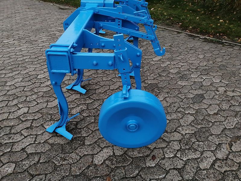 Lemken Topas 300 Lemken Kurzgrubber 2 Balkig mit 9 Stielen Scharabstand 670mm im Balken bei 9Scharen 335mm Doppelherzschare optional Flügelschare mit Hitch&Zapwellenanbaubock 500mm Stützräde rzur Tiefenführung Kein Amazone TL Vorbaugrubber