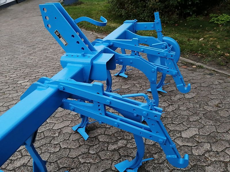 Lemken Topas 300 Lemken Kurzgrubber 2 Balkig mit 9 Stielen Scharabstand 670mm im Balken bei 9Scharen 335mm Doppelherzschare optional Flügelschare mit Hitch&Zapwellenanbaubock 500mm Stützräde rzur Tiefenführung Kein Amazone TL Vorbaugrubber