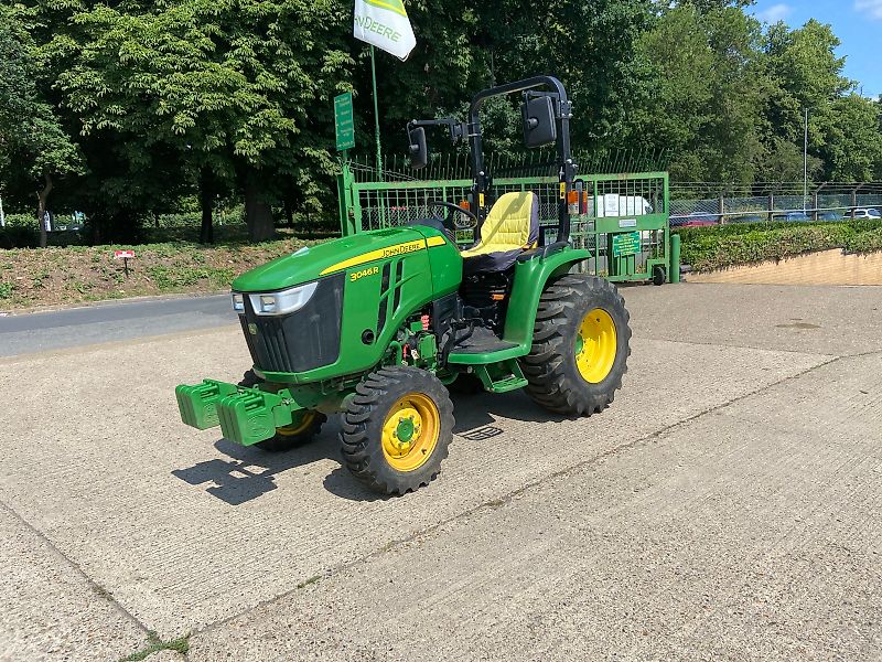 John Deere 3046R ROPS IT