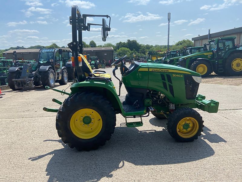 John Deere 3046R ROPS IT