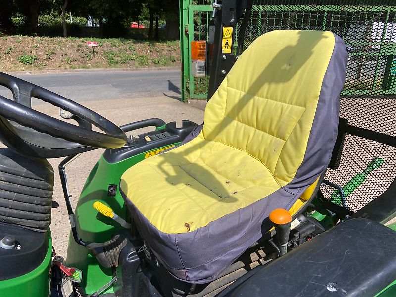 John Deere 3046R ROPS IT