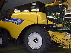 New Holland CR 9090 Elevation