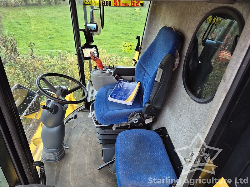 New Holland CX6080 Combine