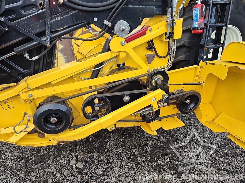 New Holland CX6080 Combine