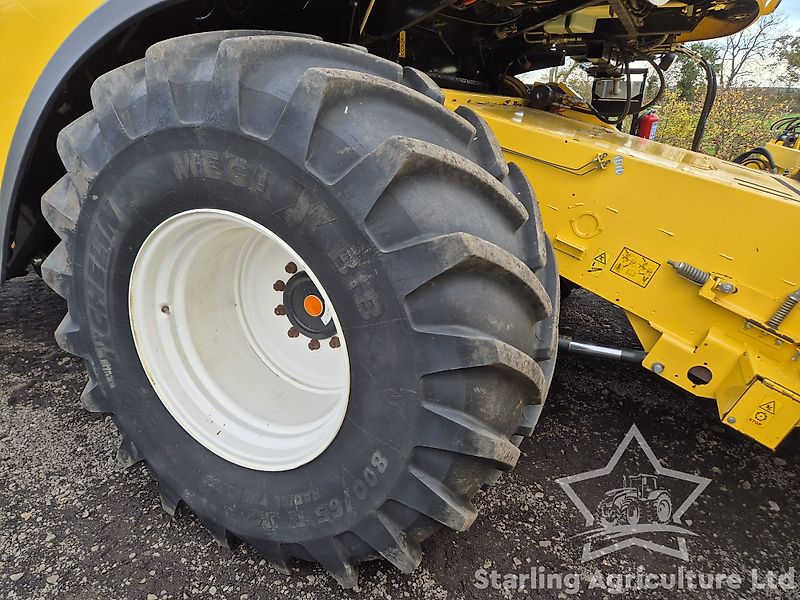 New Holland CX6080 Combine