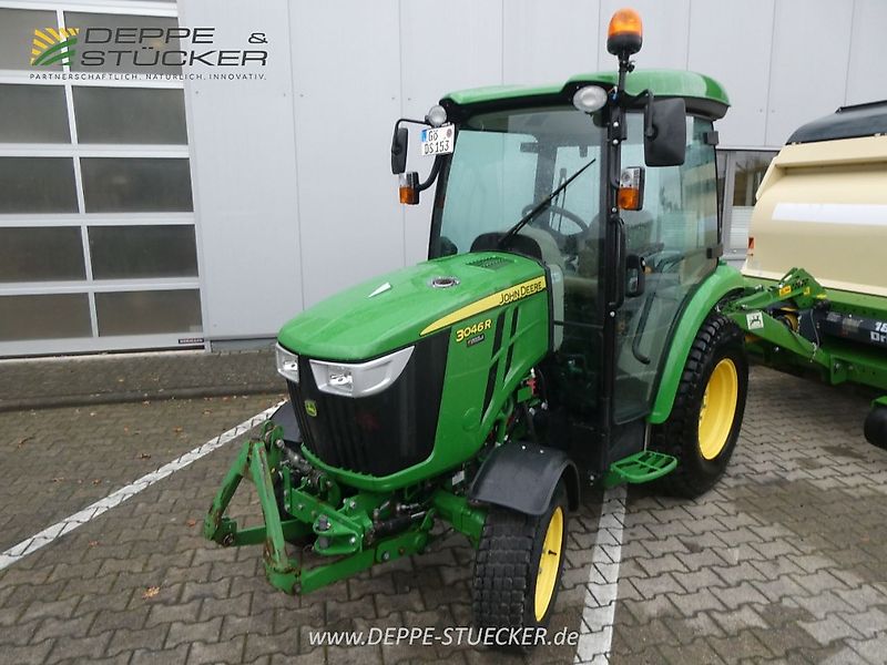 John Deere 3046R