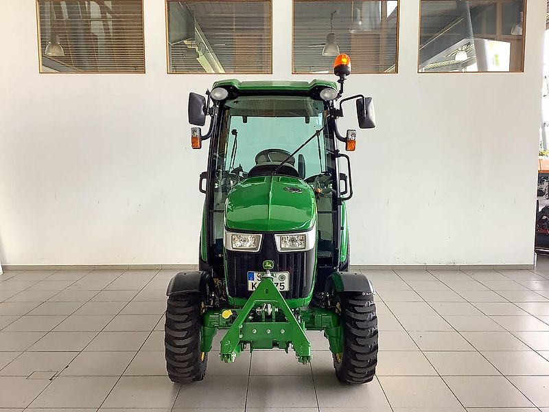 John Deere 3046R