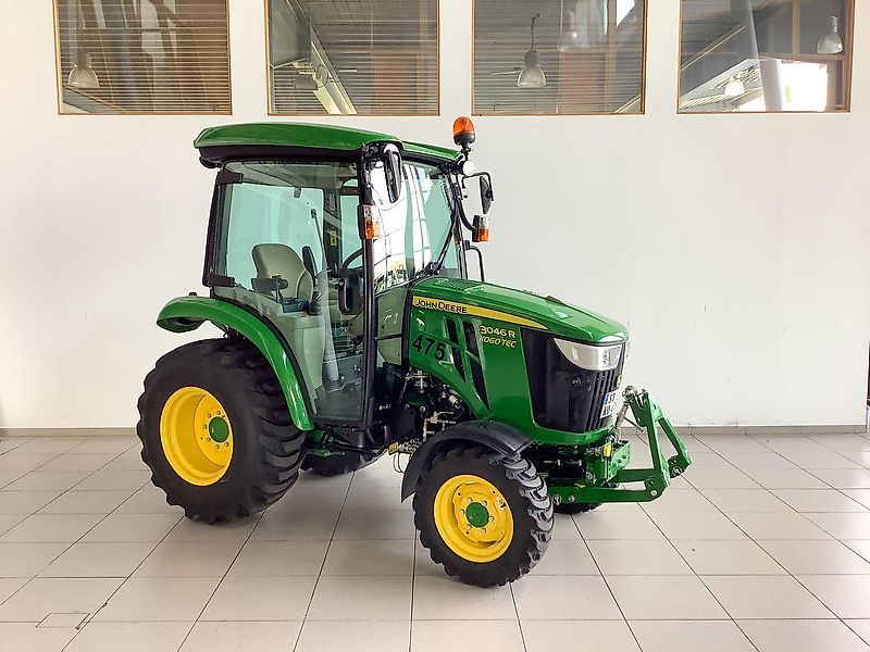 John Deere 3046R