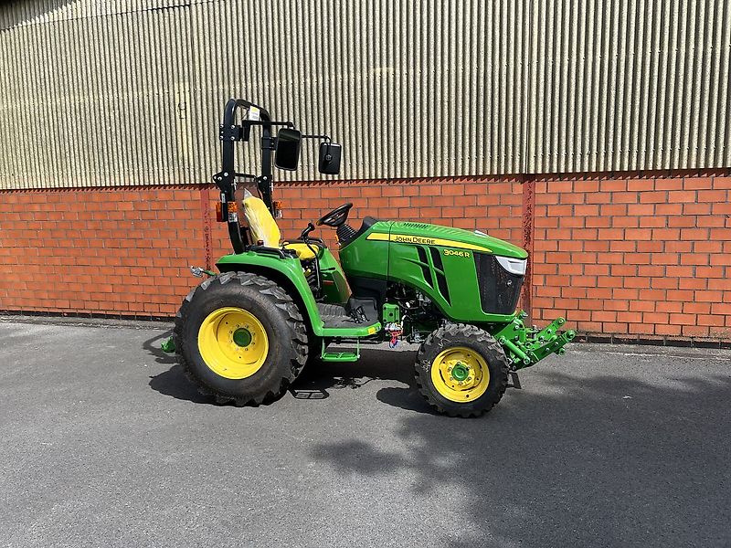John Deere 3046R