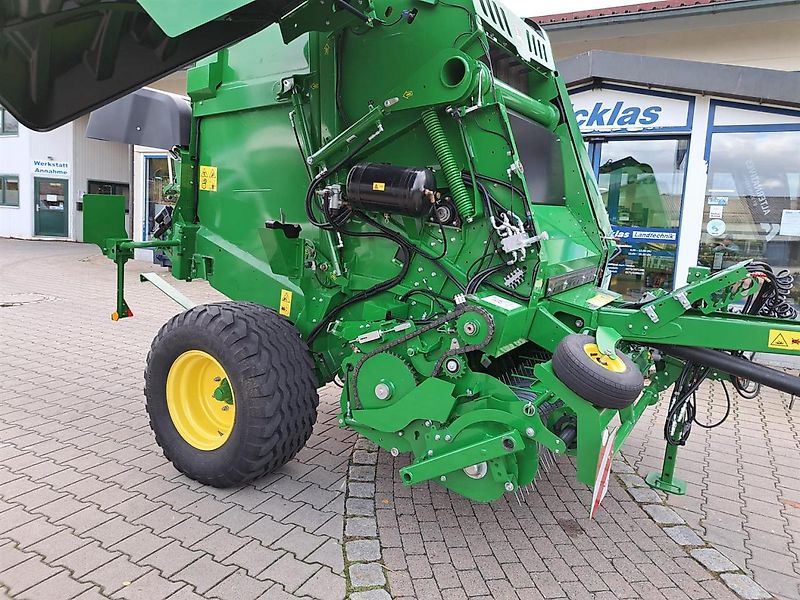 John Deere V461M