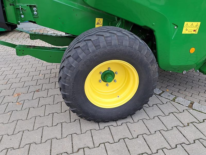 John Deere V461M