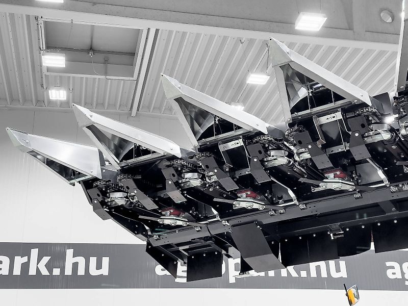 Tecnomais TMRP4 6R-F 6 row (75 cm), foldable corn header, for Case IH and New Holland combines