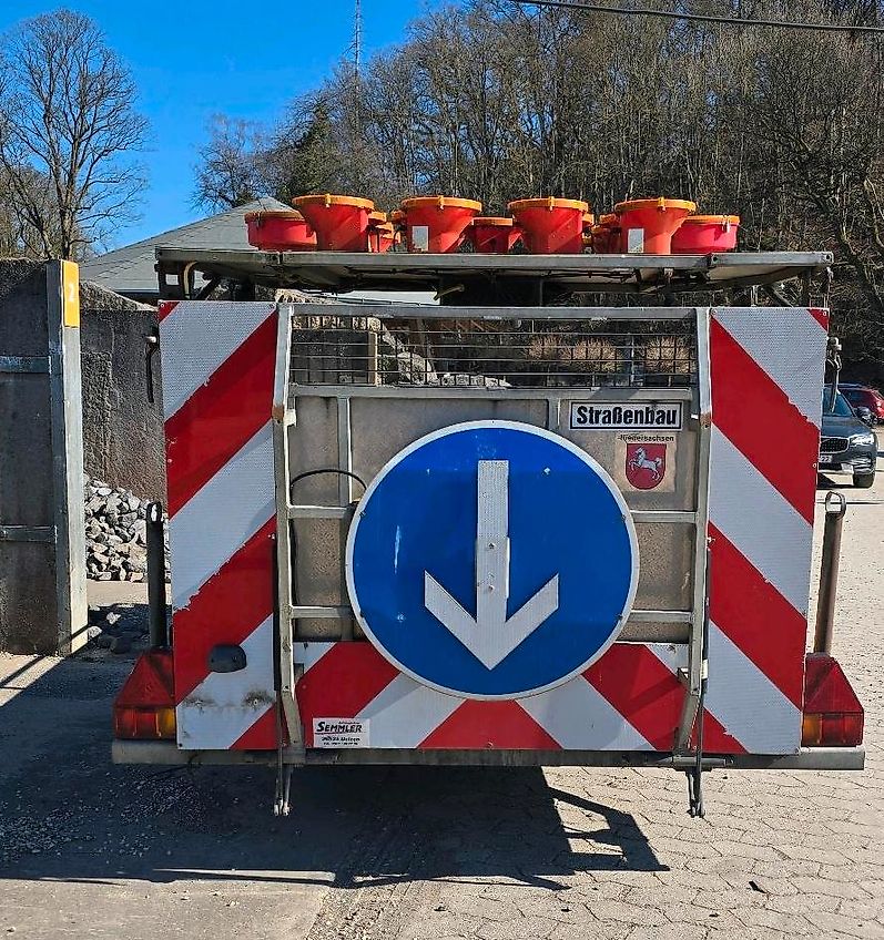 Horizont Tandem Absperrtafel VZ616 Fahrbare Verkehrsleittafel Verkehrssicherungsanhänger Verkehrsleitanhänger Sperrwand Verkehrssicherungsanhänger Nissen LP15 Blinkpfeilanlage Blinkpfeil Anhänger