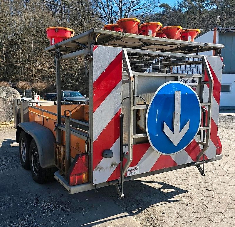 Horizont Tandem Absperrtafel VZ616 Fahrbare Verkehrsleittafel Verkehrssicherungsanhänger Verkehrsleitanhänger Sperrwand Verkehrssicherungsanhänger Nissen LP15 Blinkpfeilanlage Blinkpfeil Anhänger