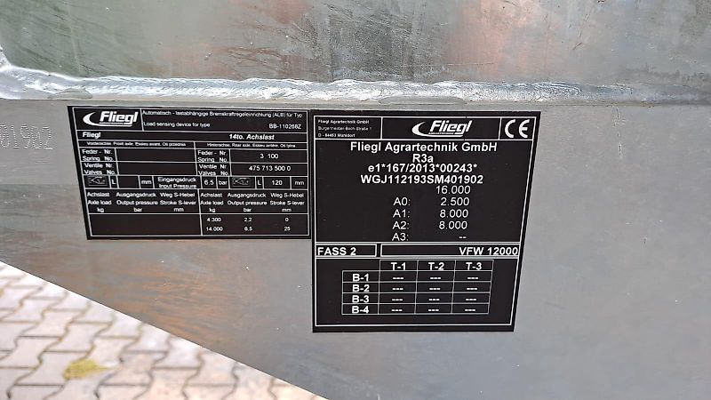 Fliegl VFW 12000L MaxxLine Vakuumfasswagen mit 12m Skate Schleppschuh