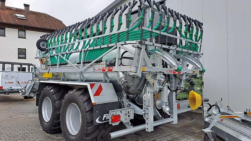 Fliegl VFW 12000L MaxxLine Vakuumfasswagen mit 12m Skate Schleppschuh